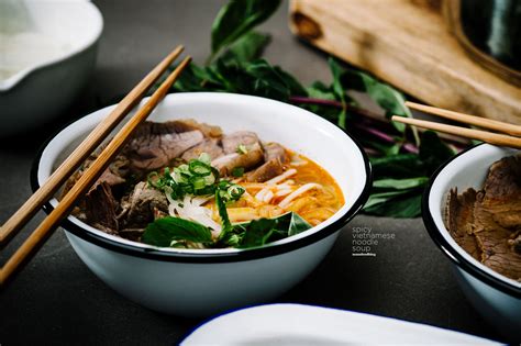  Bún bò Huế:  ซดร้อนฉ่ำ ซอสเข้มข้น!