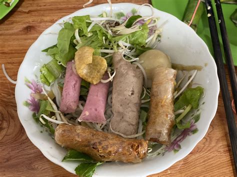  Bún Chả Gia Lai:  สัมผัสความหอมหวานของเนื้อย่างและความสดชื่นของผักสมุนไพรในชามเดียว!