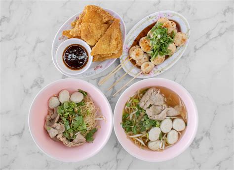  ก๋วยเตี๋ยวไก่ซี่โครงหมูตุ๋นในน้ำซุปหอมหวานรสชาติอ่อนโยน