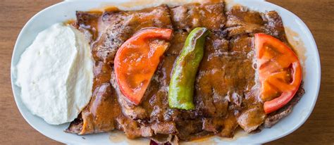  İskender Kebap: ซาบซ่าด้วยรสชาติเนื้อย่างและความนุ่มละมุนของซอสโทมาโต้!